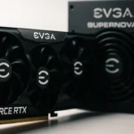 Imagen realista y cinematográfica de tarjeta gráfica y fuente de alimentación EVGA con fondo blanco y luces dramáticas. Ideal para entusiastas del hardware y gaming.