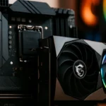 Imagen realista y cinematográfica de placa base y tarjeta gráfica MSI con fondo blanco, luces dramáticas y logo visible. Ideal para entusiastas del hardware y gaming.
